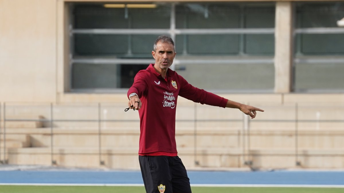 No para ni un segundo en los entrenamientos para levantar al equipo.