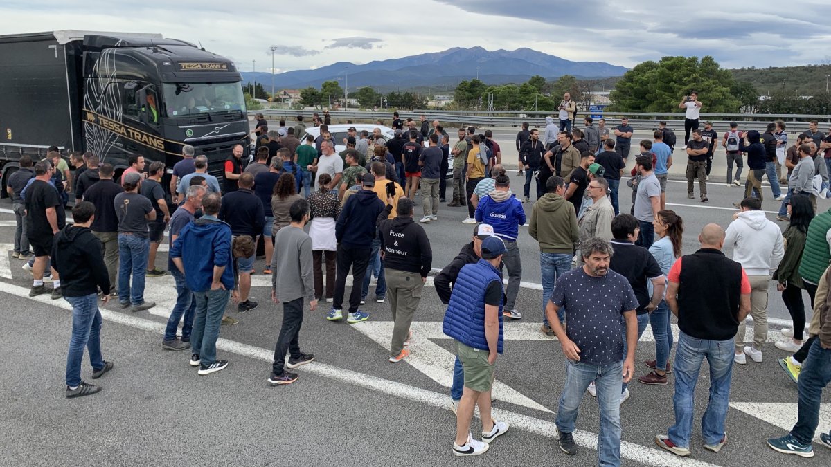 Manifestantes franceses en la frontera. (X)