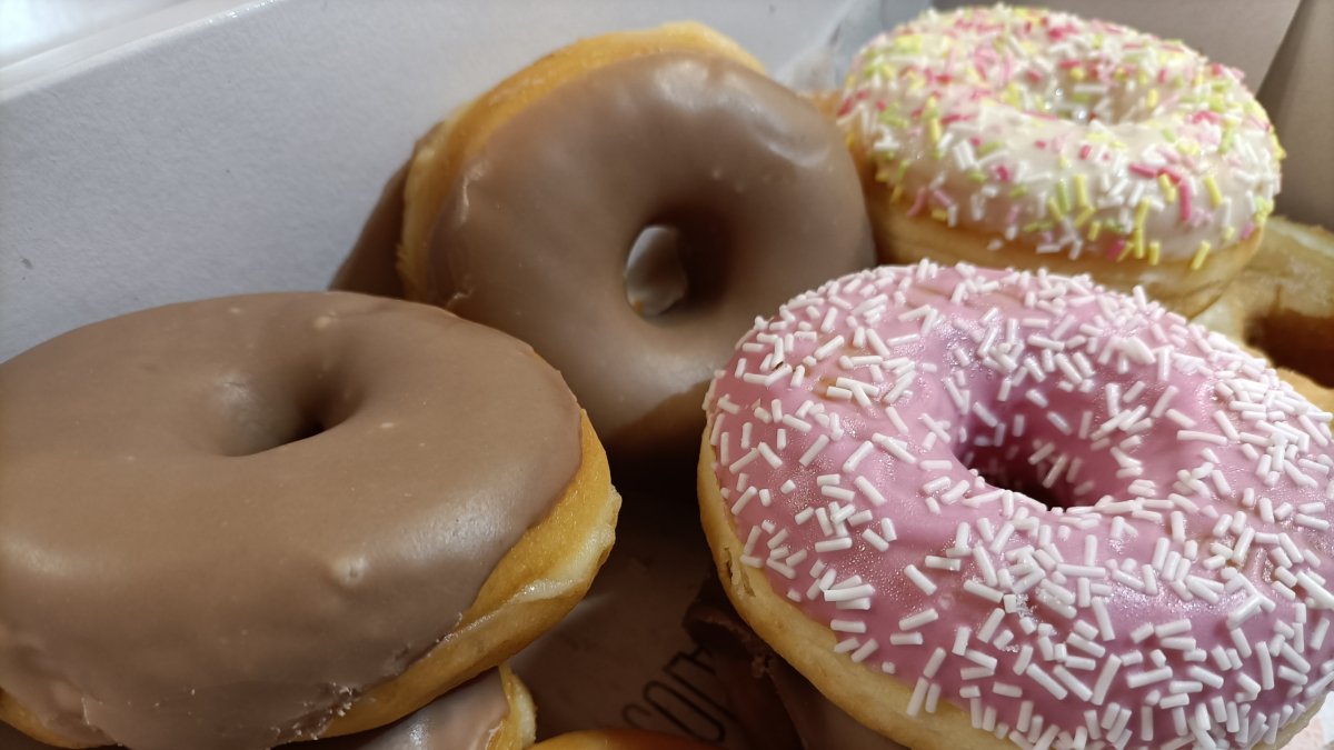 Una caja de ricos donuts variados de Pastelería Escobar.