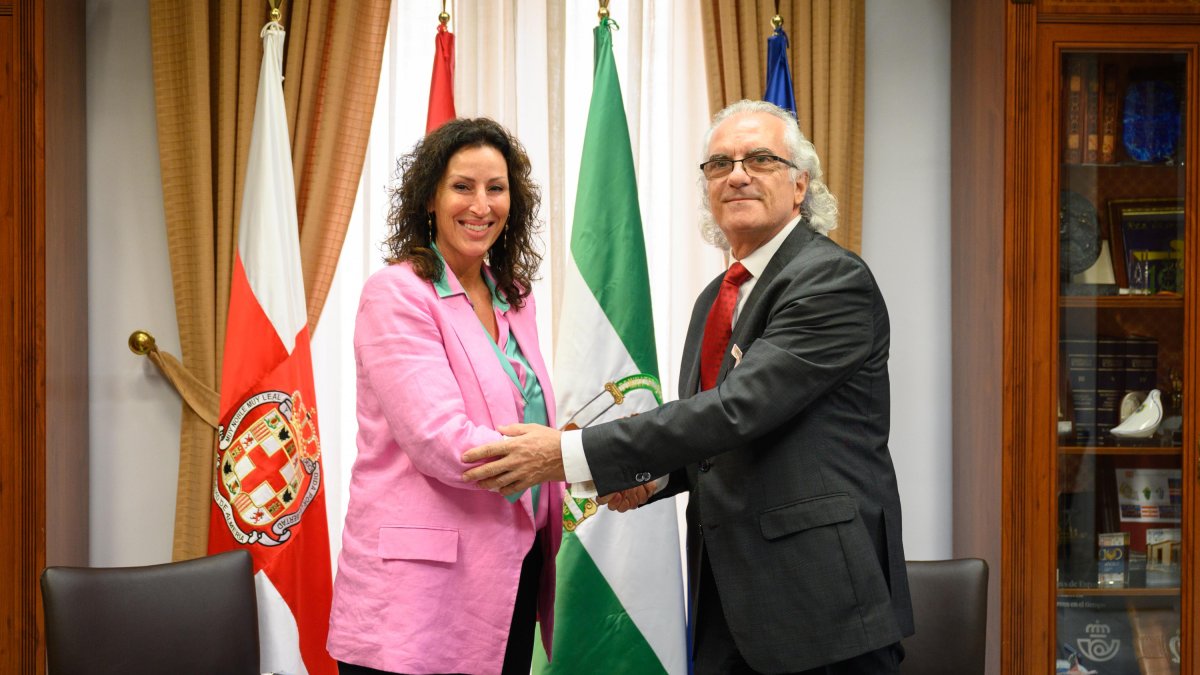 María del Mar Vázquez, alcaldesa de Almería y Manuel Vida, director del Hospital Universitario Torrecárdenas