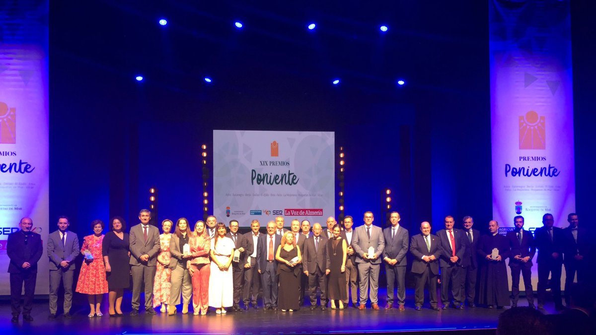 Foto de familia de los ganadores, entregadores de premios, autoridades y staff.