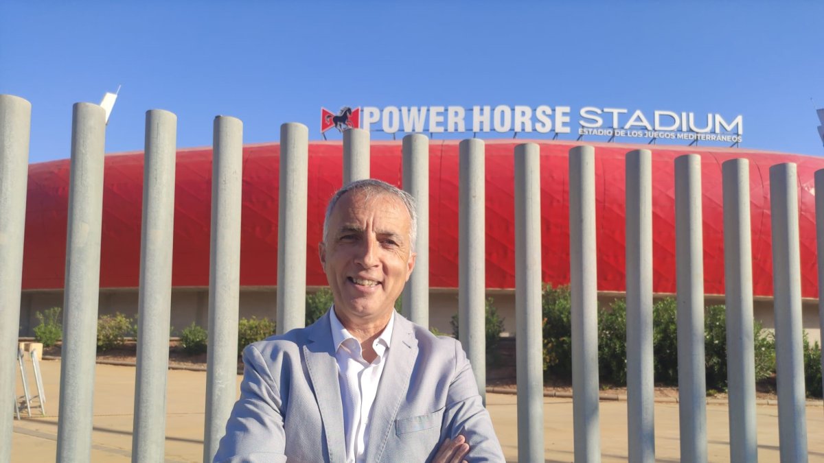 David Fernández Borbalán posa la LA VOZ en los exteriores del Estadio de los Juegos Mediterráneos.