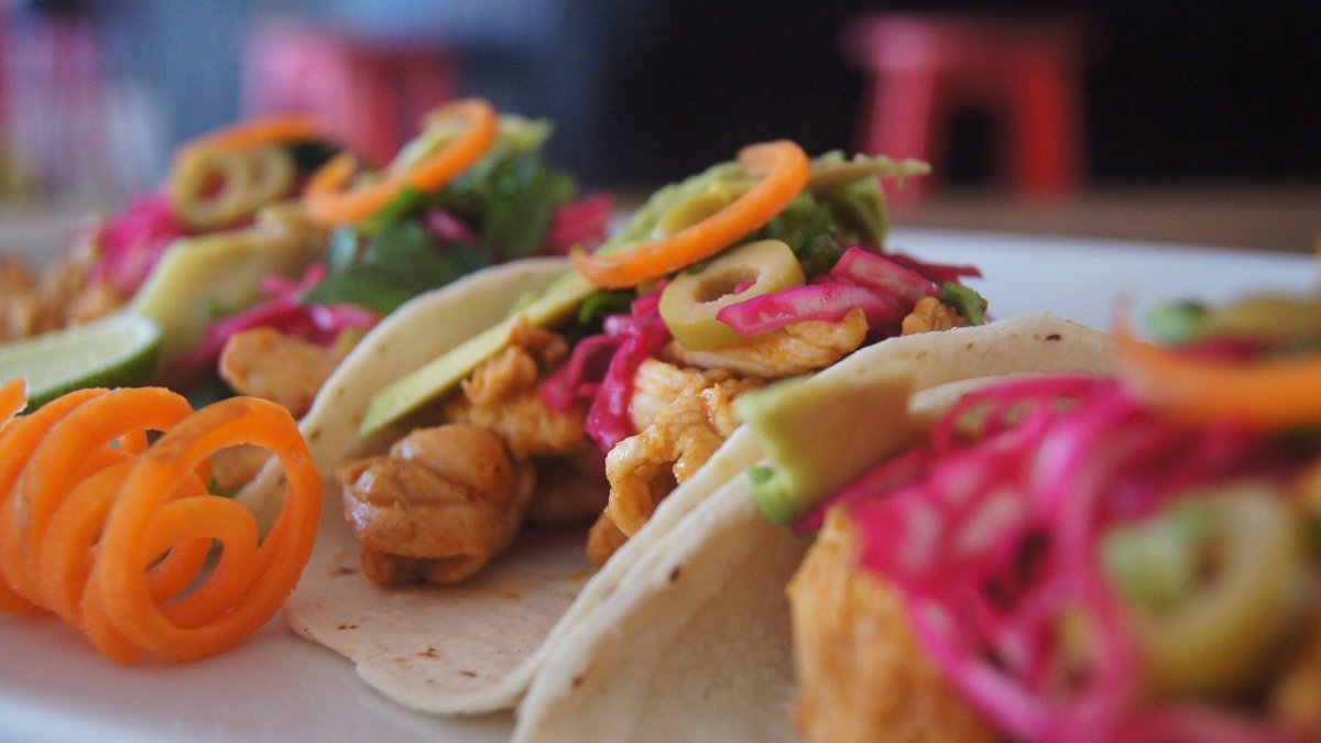 Tacos de pollo braseado.
