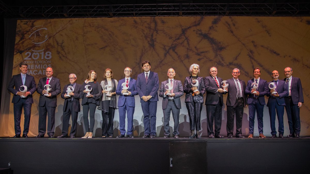 Foto de familia de premiados en una pasada gala de los Premios Macael.