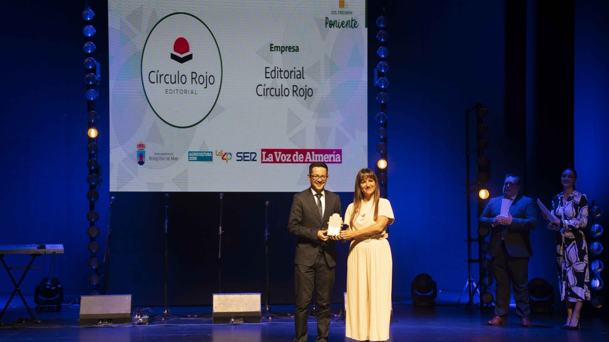 Alberto Cerezuela recibe el premio de manos de la diputada Nacional Inés Plaza.