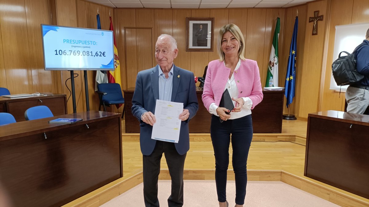 Gabriel Amat, alcalde de Roquetas de Mar, y Mayte Fernández, concejal de Hacienda.