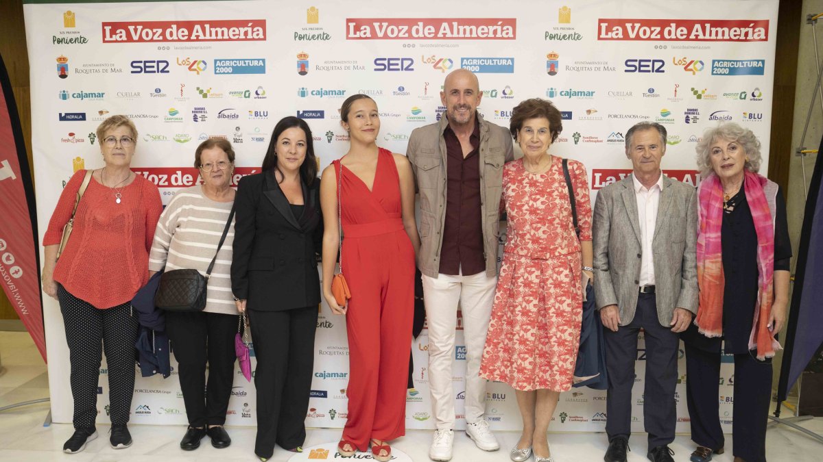 Mercedes Tapia (en el centro) acudió con familia, amigos y con el equipo de Gobierno de Balanegra para recoger el premio \'Gente\'.