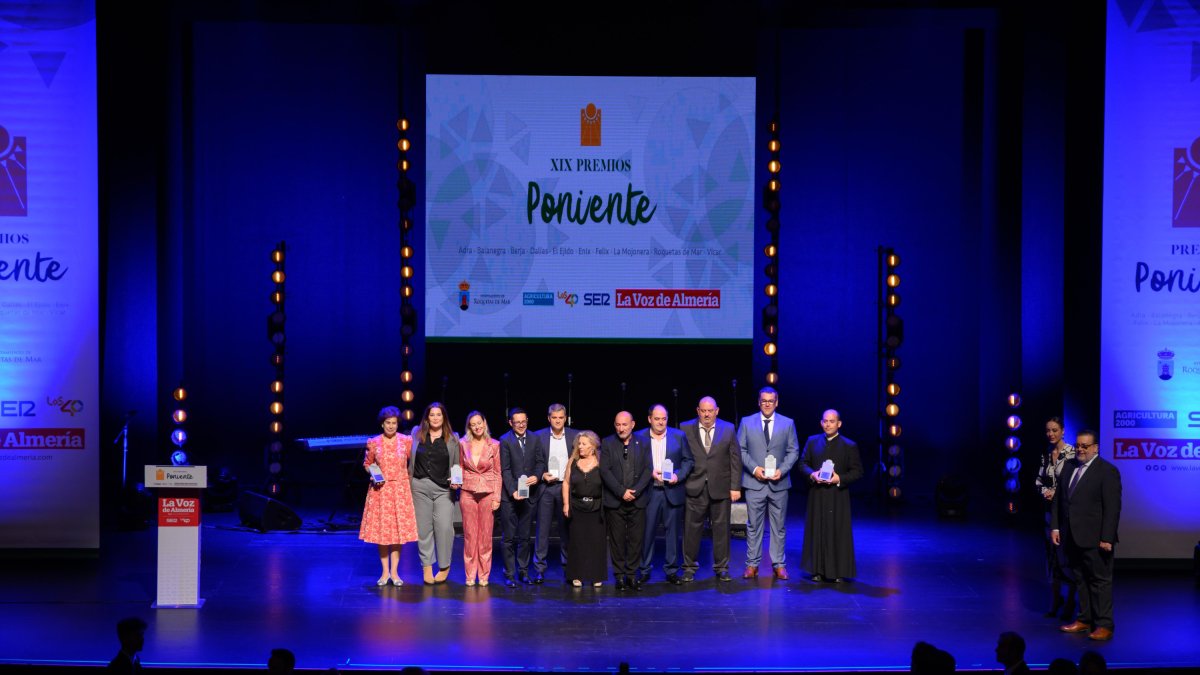 Foto de familia de los galardonados en los XIX Premios Poniente.