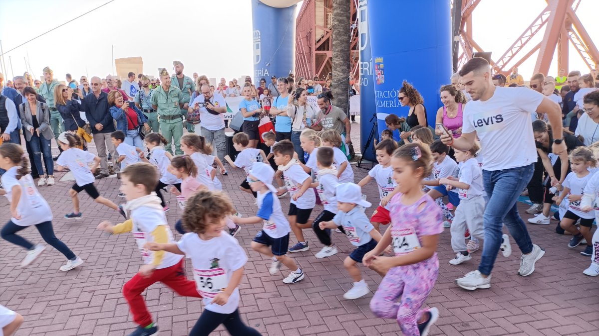 Instante del pistoletazo de salida de una de las carreras infantiles.