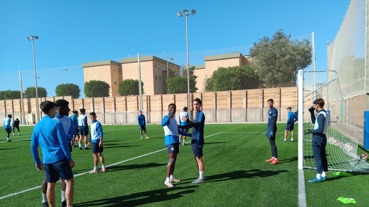 Los jugadores celestes afrontan el reto de la primera victoria.