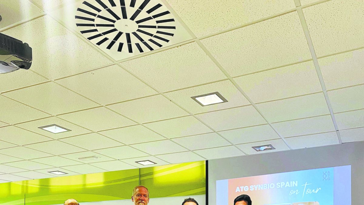 Una imagen del director científico de la Marina con investigadores en biotecnología de empresas almerienses.