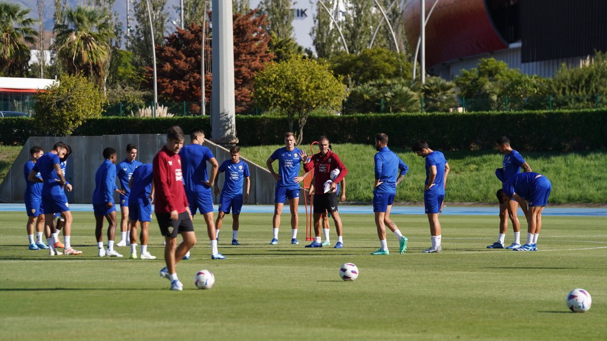 Dando instrucciones al grupo para recuperar la competitividad en Montilivi y sumar puntos.