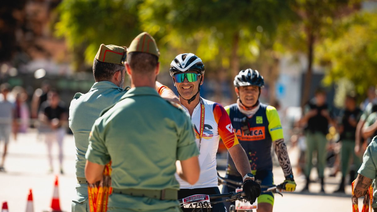 Participante de La Desértica 2023 recibiendo la medalla por parte de los Legionarios.