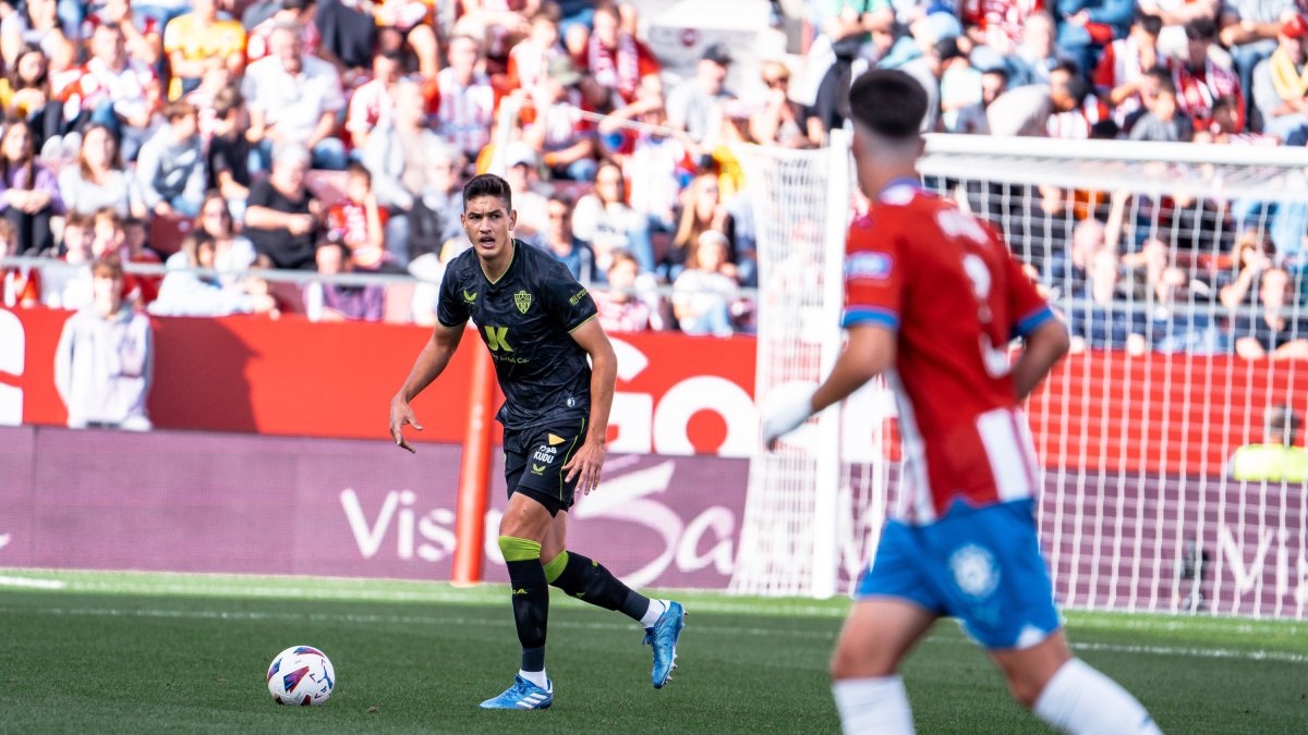 El mexicano César Montes en el partido ante el Girona en Montilivi.
