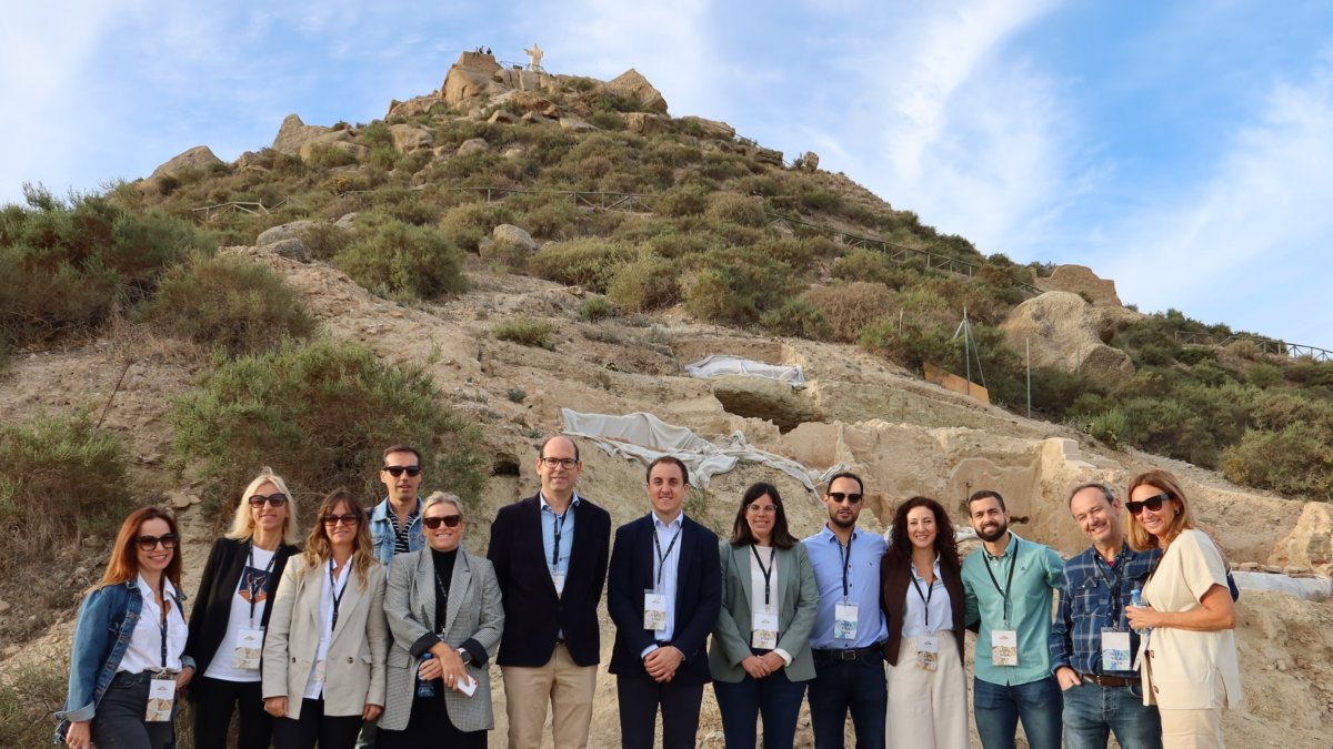 Autoridades y responsables del proyecto en el cerro del Espíritu Santo.