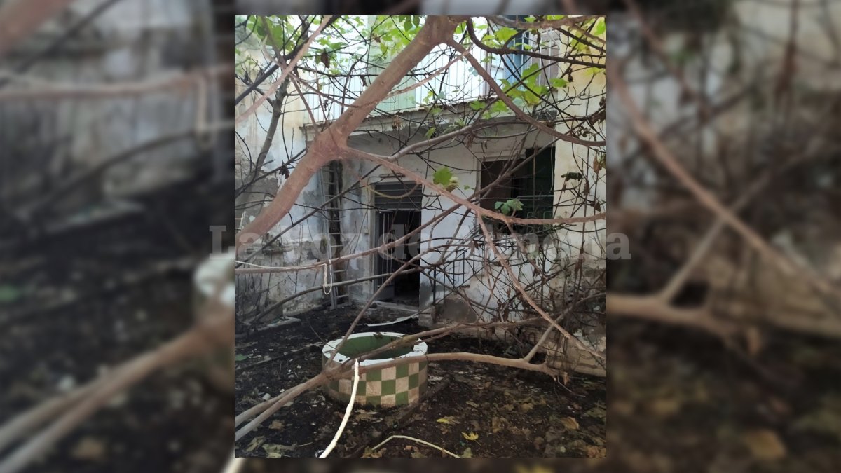El patio, hoy abandonado, de la casa de los Galindo, en la actual calle de Valente.