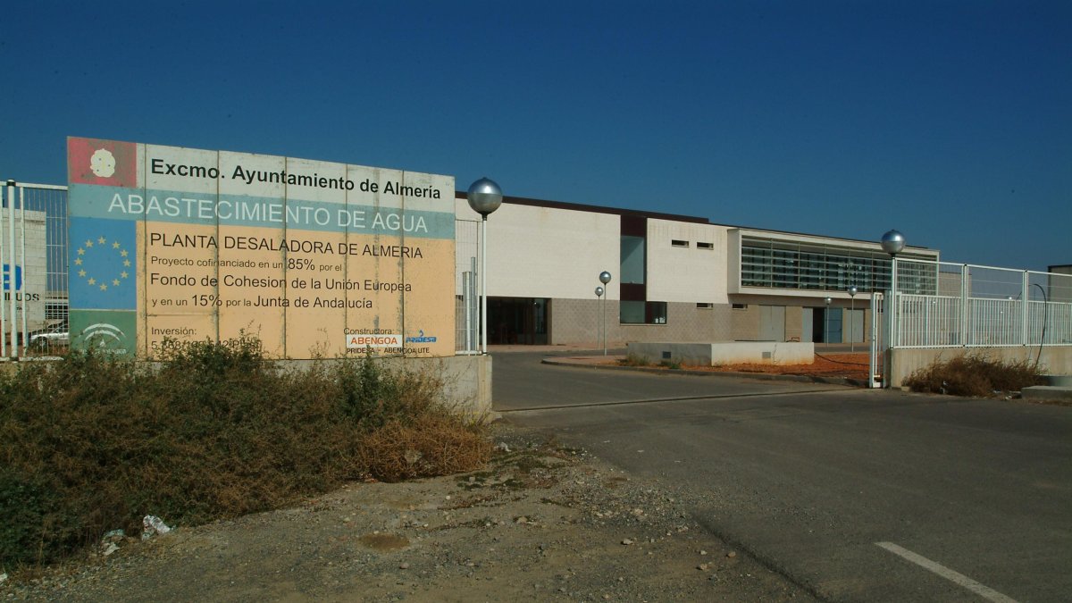 La desaladora de Almería, junto al río Andarax.