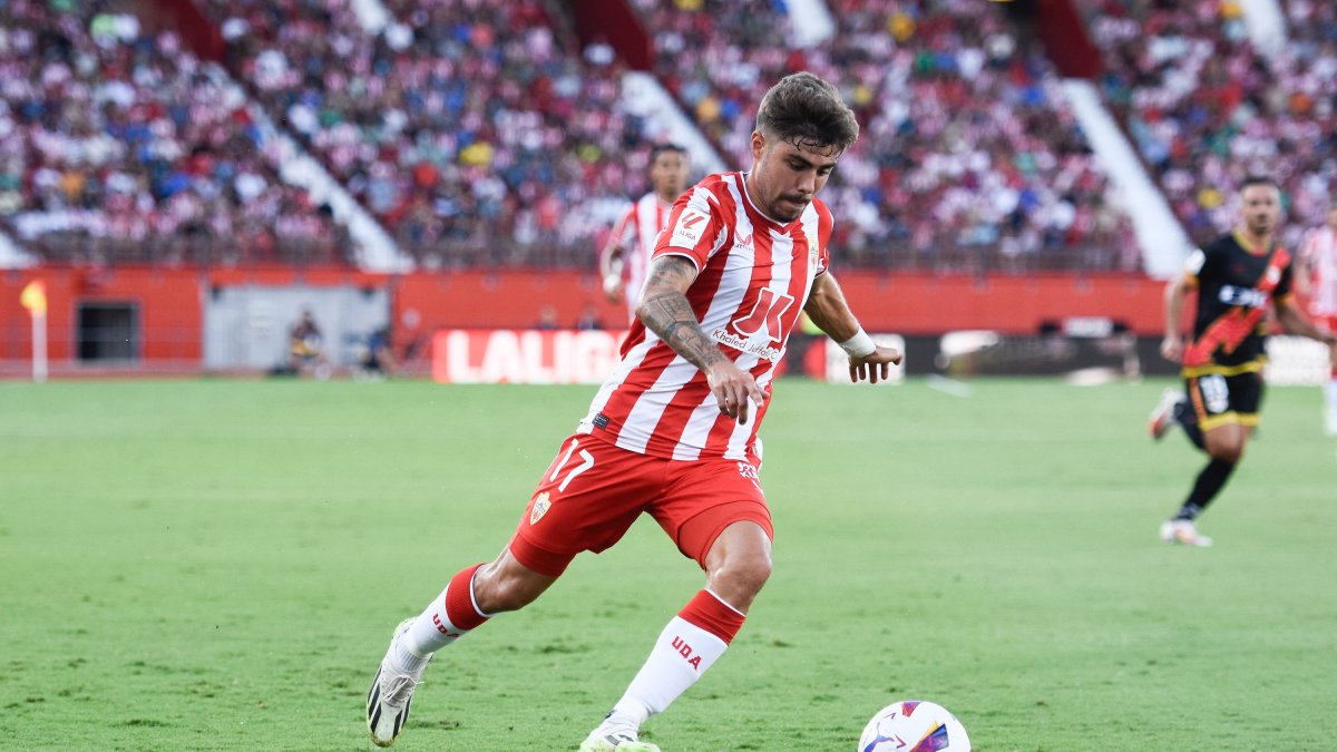 Pozo tiene claro que hay que arreglar la defensa del Almería, se han encajado 29 goles en 10 jornadas. Una barbaridad.