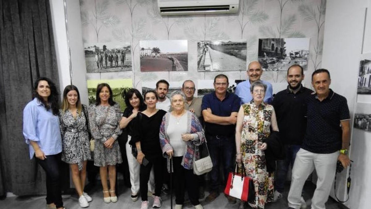 Autoridades, organizadores y colaboradores en la apertura de la exposición.