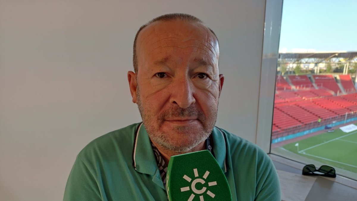 Joaquín Amérigo en la cabina de Canal Sur en el Estadio de los Juegos Mediterráneos.