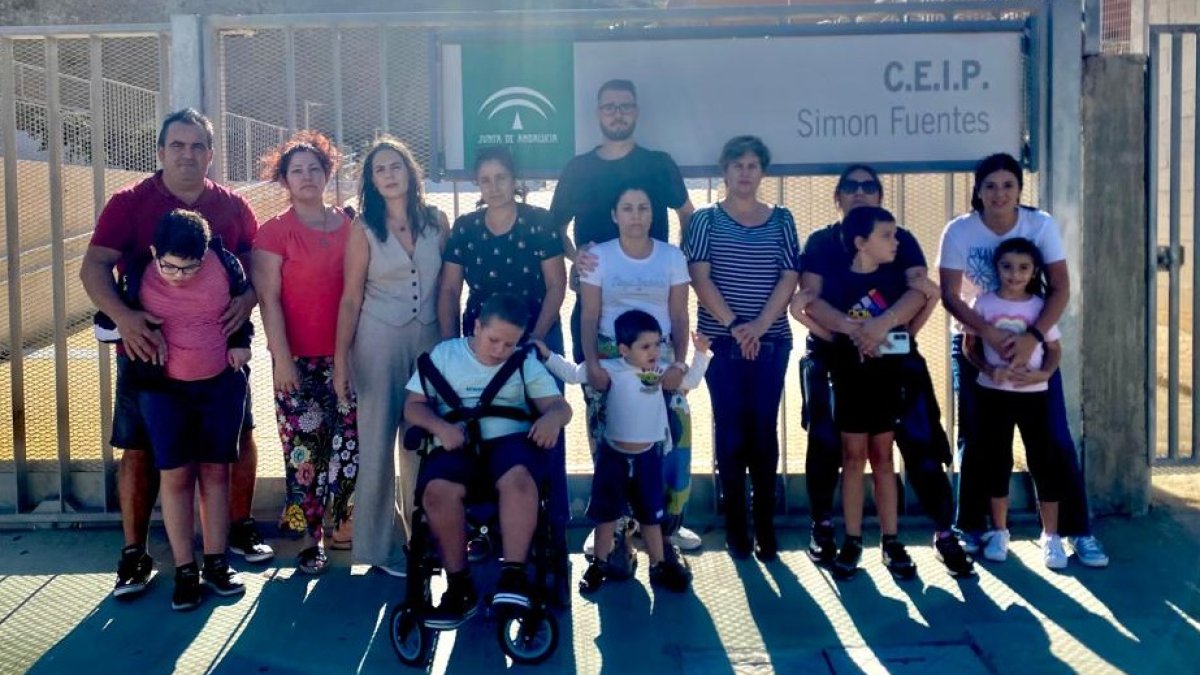 Madres y padres con sus pequeños a las puertas del CEIP Simón Fuentes de Carboneras.