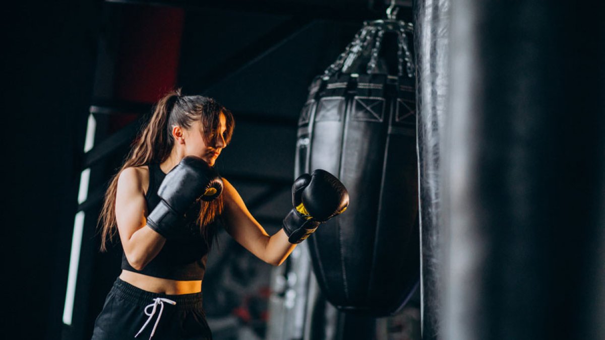 Un chica practicando fitboxing.