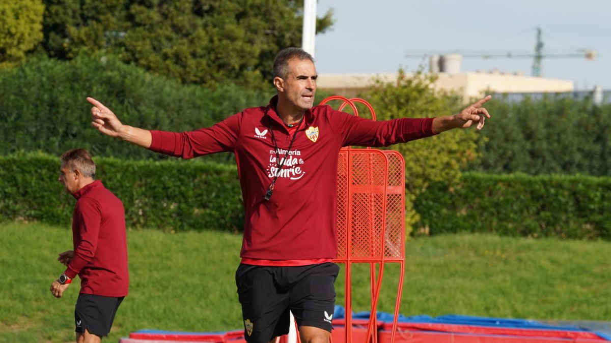 El técnico del Almería quiere levantar al equipo y todo empieza por no encajar.