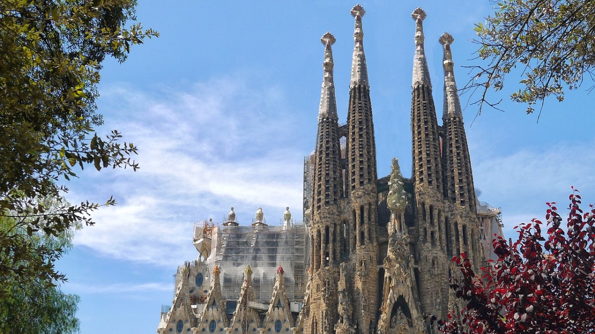 La Sagrada Familia de Barcelona finaliza las torres de los Evangelistas.