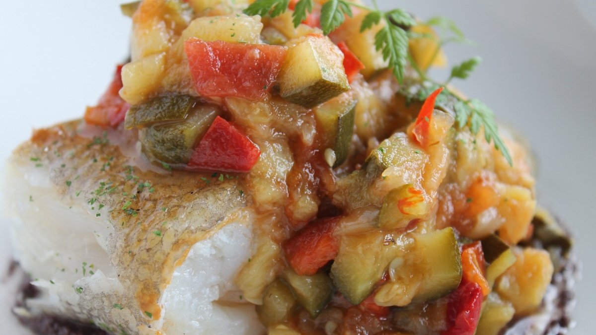 Bacalao con pisto de verduras.