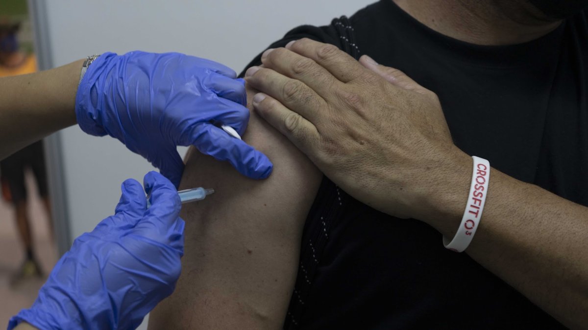 Una sanitaria administra la vacuna del Covid.