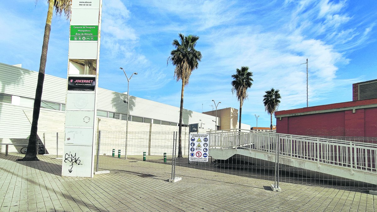 Vallado perimetral ubicado entre la estación intermodal y la histórica
