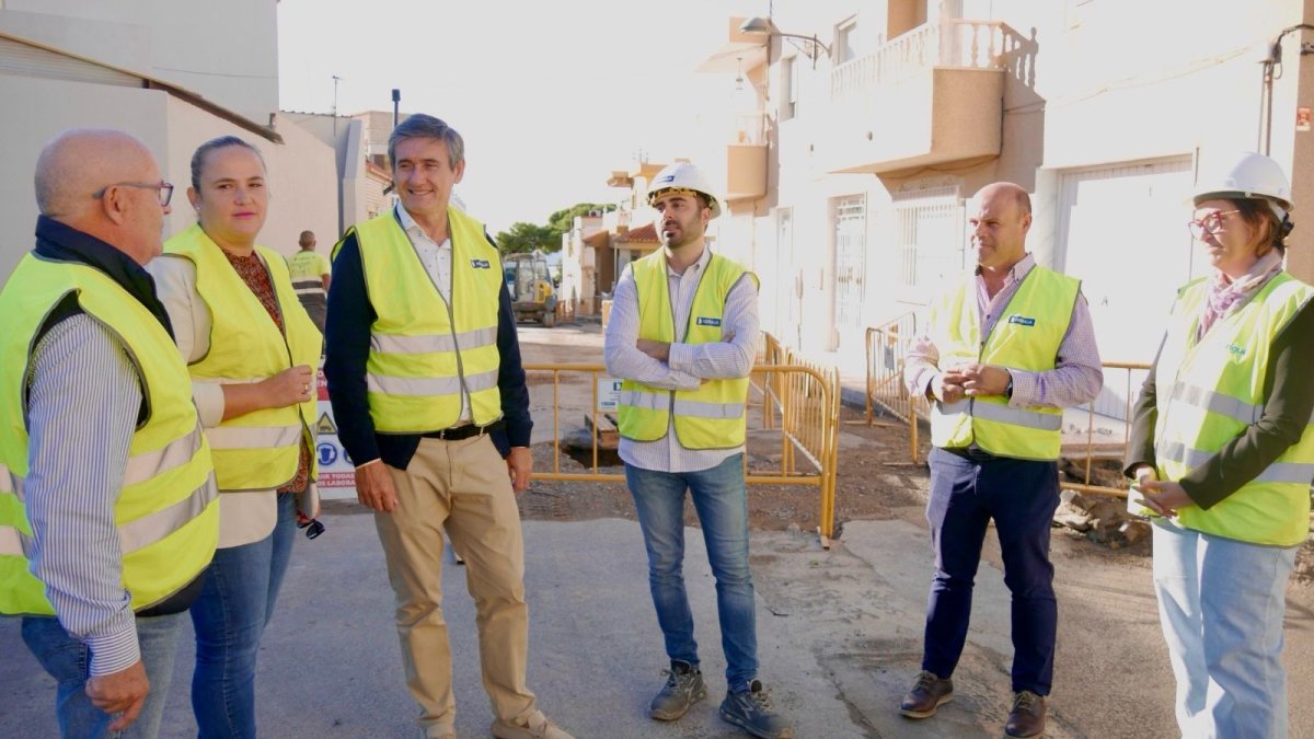 Manuel Cortés visitando las obras en la calle Escolares de Puente del Río.