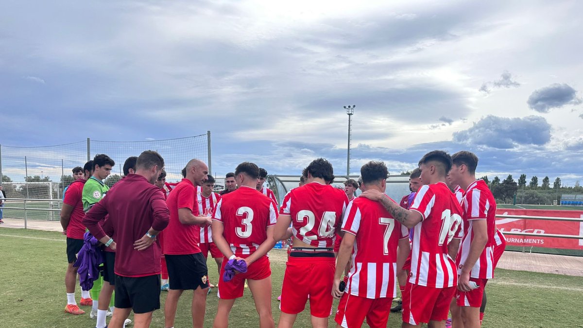 Charla de Zeus Carmona a la plantilla, que ya se centra en la División de Honor.