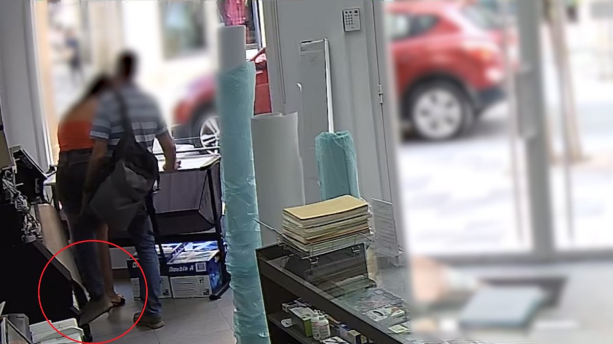 El detenido solicitaba el mismo servicio y elevaba su pierna izquierda para hacer las grabaciones bajo la falda.