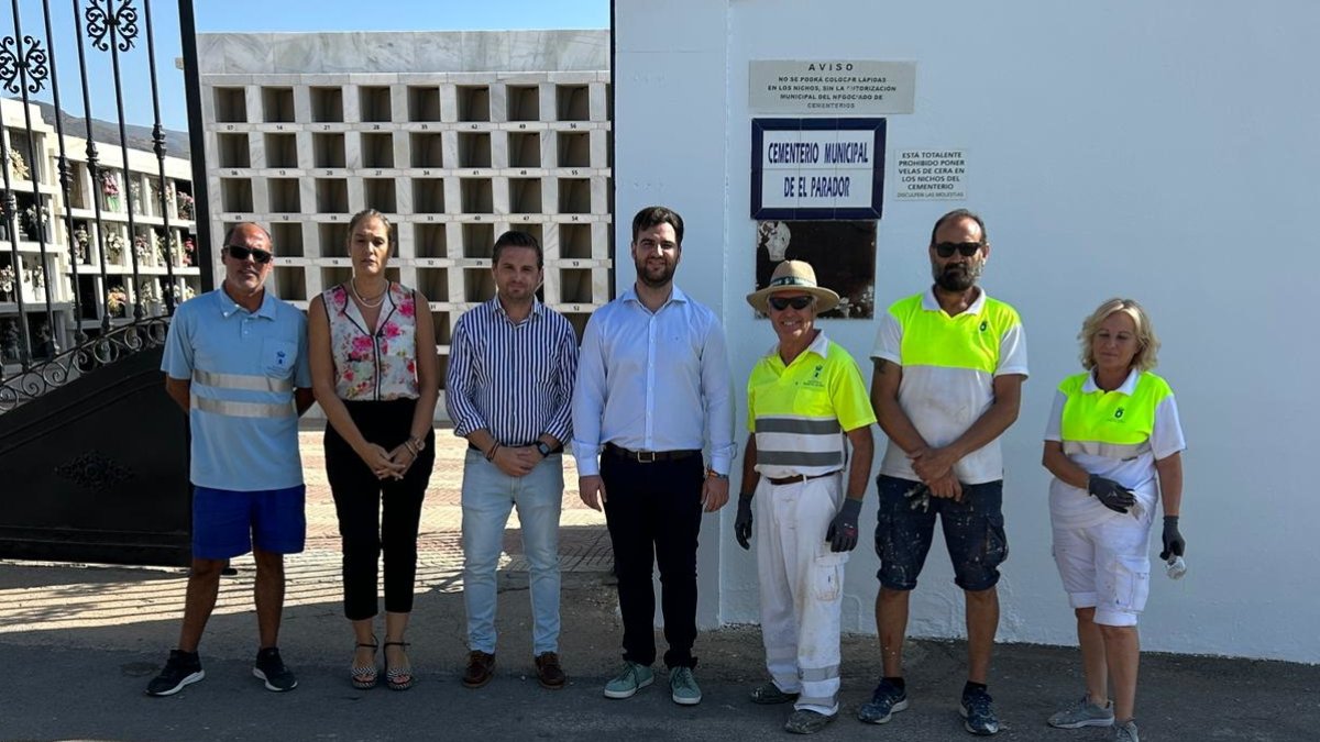 El responsable de Obras Públicas de Roquetas visitando los trabajos en los cementerios.