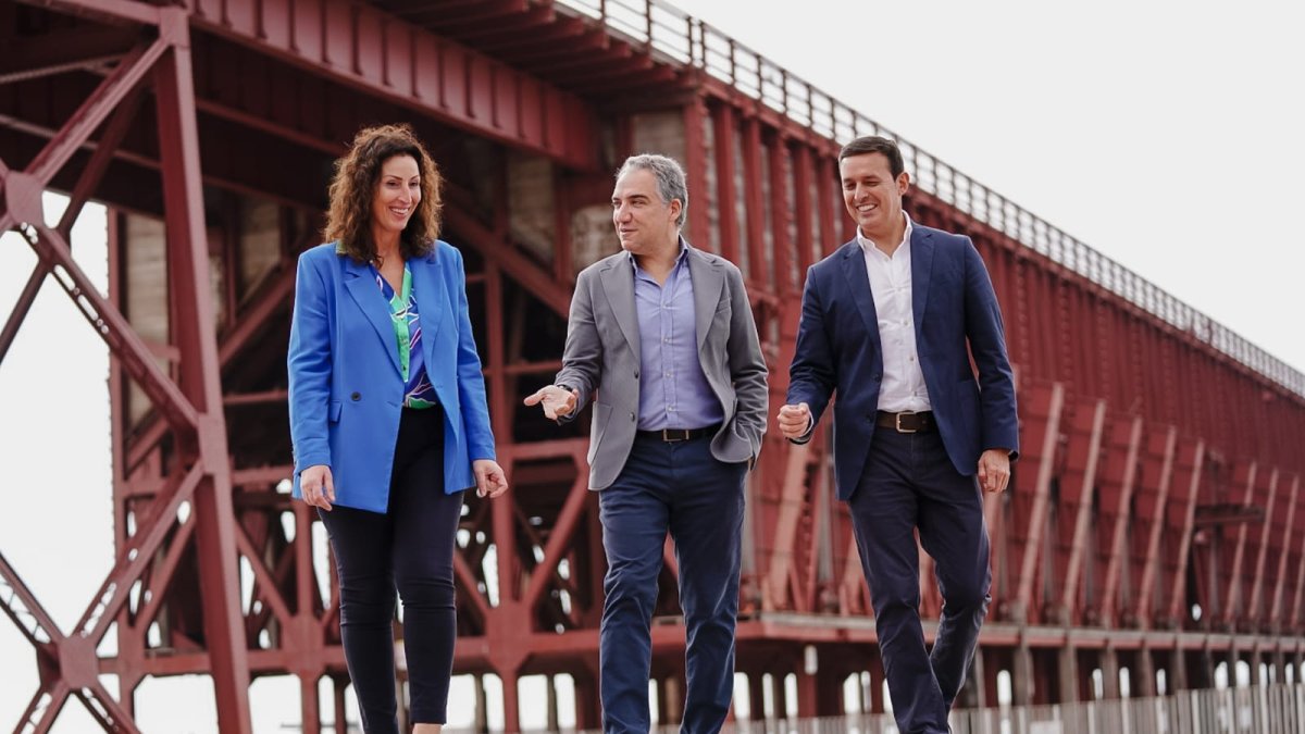 Desde la izquierda, María del Mar Vázquez, Elías Bendodo y Javier A. García.