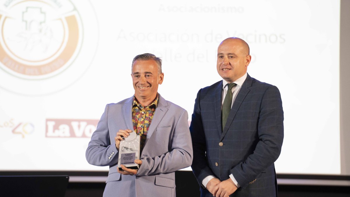 Antonio Francisco Martínez recibe el premio de las manos del senador Antonio Martínez.