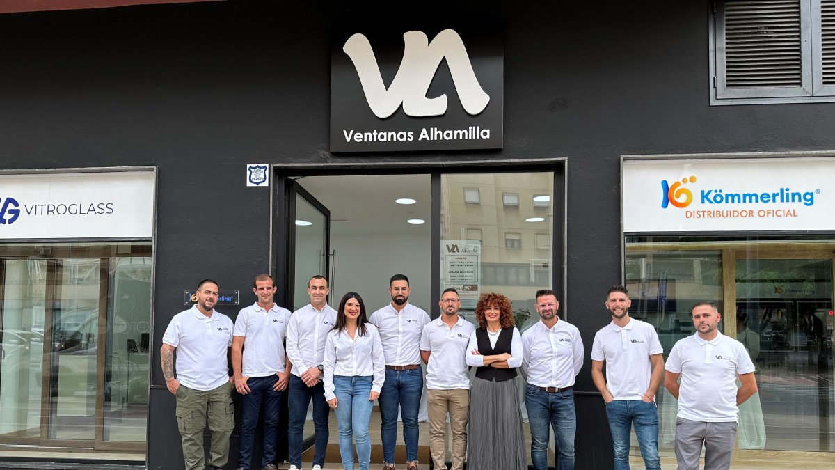 El equipo de Ventanas Alhamilla en las nuevas instalaciones.