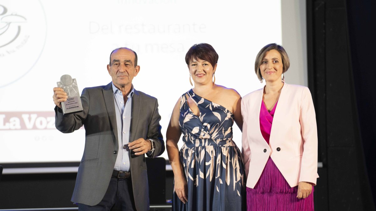Del Restaurante a tu Mesa, con Juan Fernández y la gerente María Amparo Romero, y en el centro la alcaldesa de Canjáyar, Antonia Urrutia.