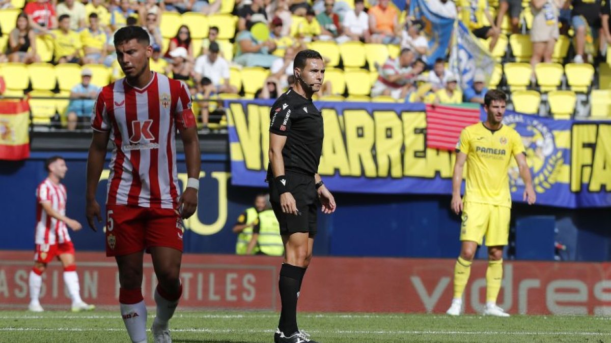 Hernández Maeso en el Villarreal-Almería que acabó con derrota rojiblanca por 2-1.