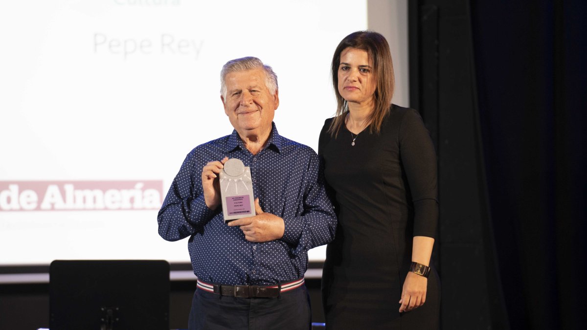 Pepe Rey, Premio Cultura, recibió el galardón por parte de Noelia José Damián López, alcaldesa de Benahadux.