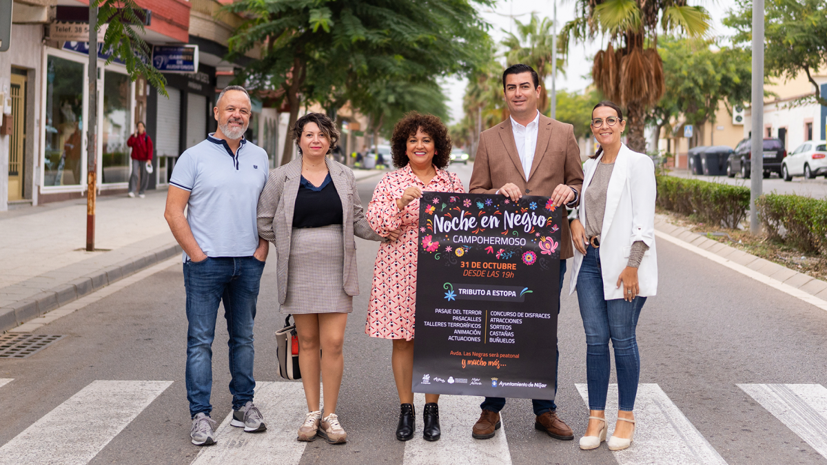 El alcalde de Níjar, José Francisco Garrido, la concejal, Ángeles Góngora y la directiva de la Asociación de Comerciantes de Campohermoso.