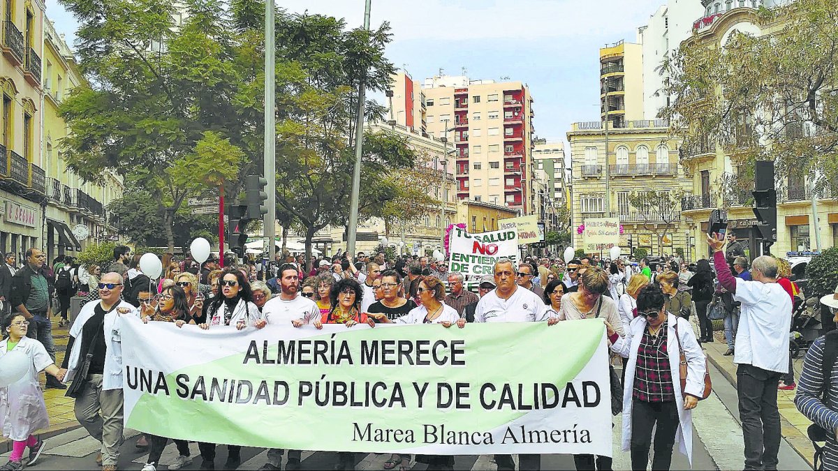 Imagen de archivo de una protesta de Marea Blanca en Almería.