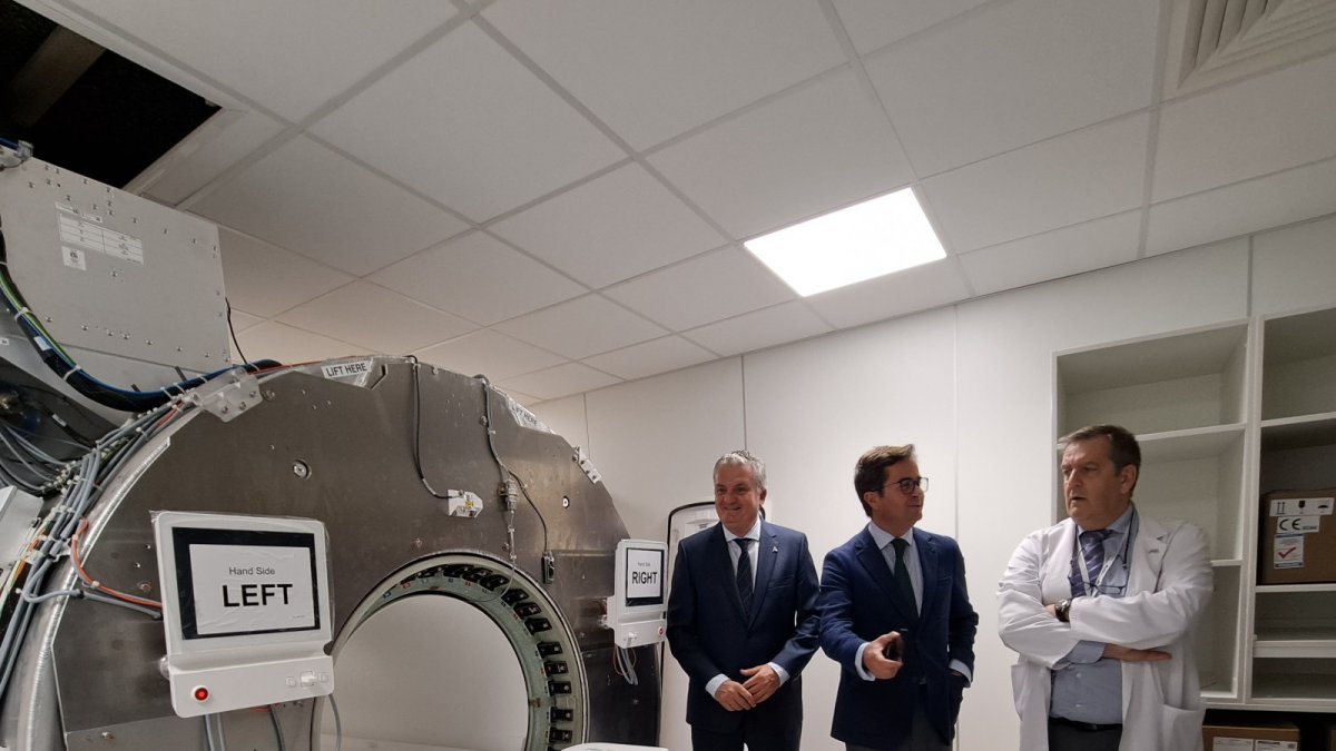 Visita a los nuevos equipos de resonancia magnética que se están instalando.