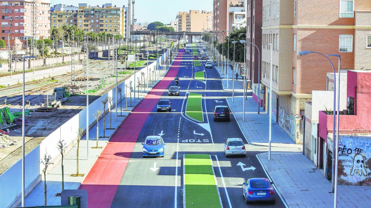 Avenida de Sierra Alhamilla colindante con la Estación de Ferrocarril y el futuro Soterramiento.