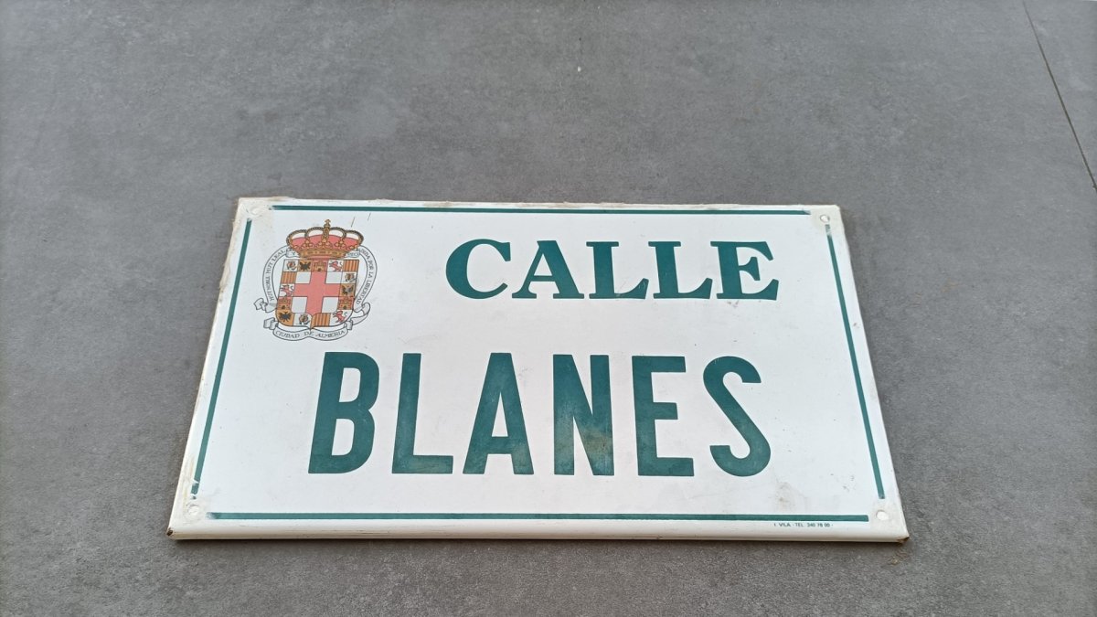 La placa recién puesta en la calle Blanes.