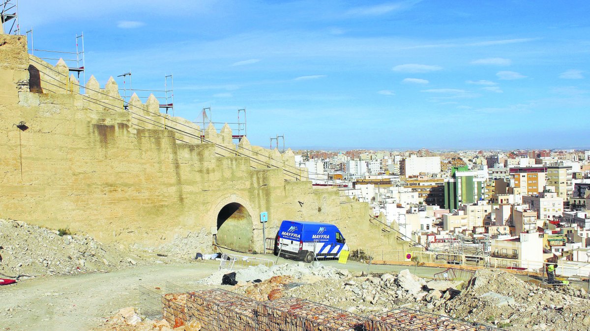 El arco se abrió hacia 1967, por cuenta y riesgo de un grupo de vecinos de las llamadas Casas de Pinel.