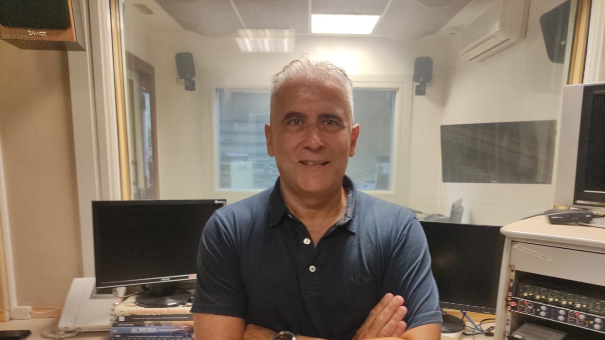 Pepe Morales en los estudios de la Cadena SER Almería.