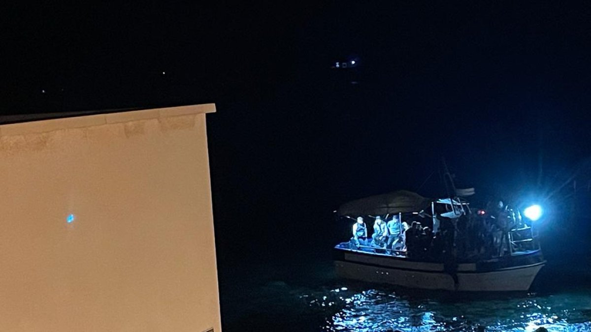 El pesquero llegó a la playa del \'varader\', cercana al hotel durante la noche.