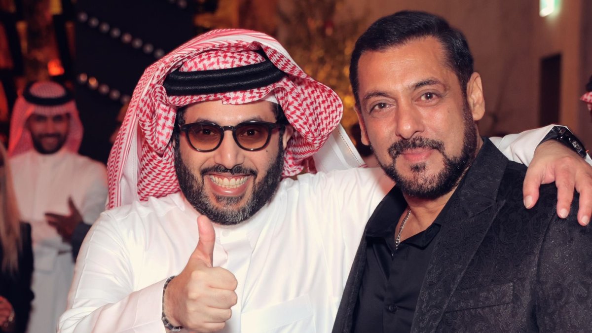 El presidente del Almería disfruta como ministro de Arabia.